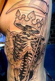 Модел на тетоважа крал на черепот