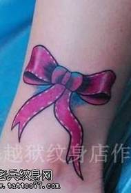 Patrón de tatuaje de arco de color de pierna