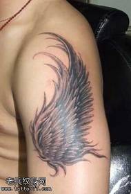 Modello di tatuaggio con ali da sogno sul braccio