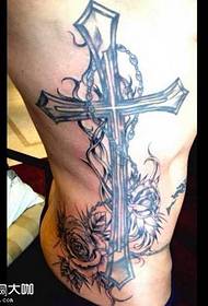 Struk tetovaža križa ruža u obliku struka