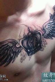 Patrón de tatuaje del hombre con alas
