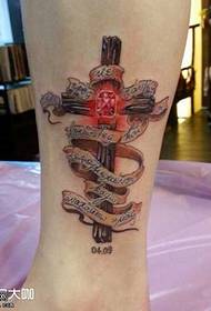 Wzór tatuażu krzyż noga