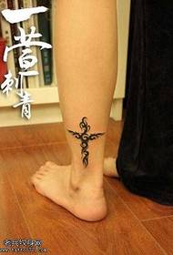 Hình xăm chữ thập totem đẹp trên chân