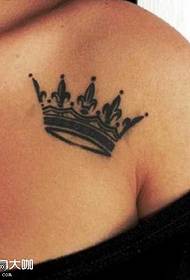 Padrão de tatuagem de coroa no peito