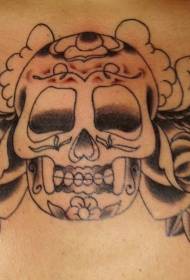 胸部黑色糖骷髅与玫瑰纹身图案
