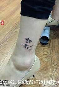 Picculu tatuatu di a corona nantu à l'ankle