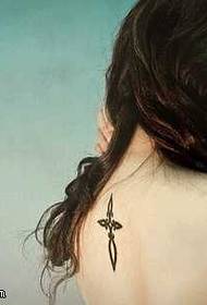 Tatueringsmönster för tillbaka kors totem