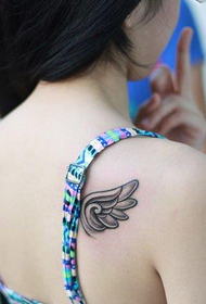 Nővér vállai, kicsi és gyönyörű kis szárnyú tetoválásmintázat