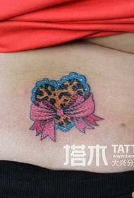 Modello di tatuaggio arco a forma di cuore