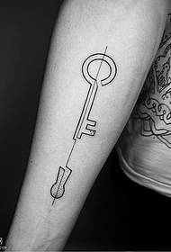 Modello tatuaggio chiave braccio tatuato