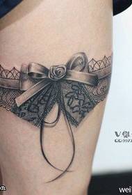 大腿蕾丝的蝴蝶结纹身图案