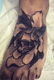 Peony skedel tattoo patroon