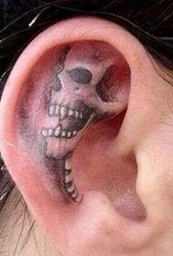 Tatouage de crâne de super personnalité à l'oreille d'une belle femme