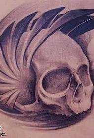 Patrón de tatuaxe de cráneo fresco