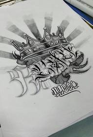 Modello manoscritto tatuaggio personalità corona