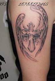 Bras avec ailes croisées motif de tatouage