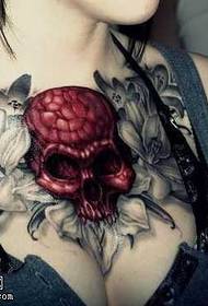 Приголомшливий візерунок татуювання на грудях