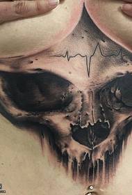 Realistična tetovaža na prsih