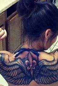 Patrón de tatuaje de alas traseras