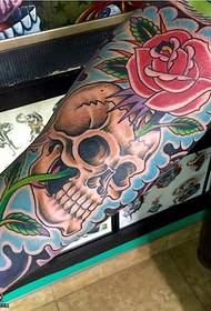 Modello di tatuaggio rosa taglio braccio