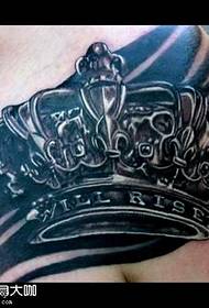 Modello di tatuaggio corona spalla nera