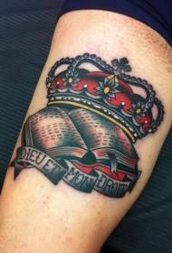 Корона в традиционном стиле с книжной татуировкой