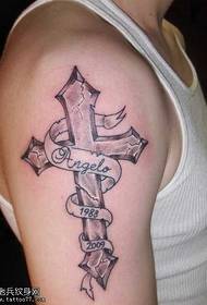 Английская татуировка с крестиком