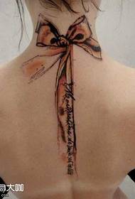 Model tatuazhi me hark të pasmë