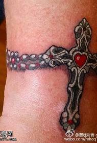 Kreuz Tattoo am Knöchel