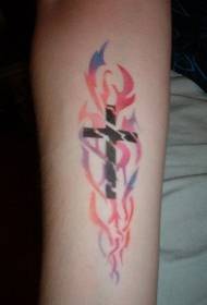 Klasikinis kryžiaus ir spalvingo liepsnos tatuiruotės modelis