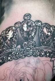 Hermosa corona realista con patrón de tatuaje de piedras preciosas brillantes