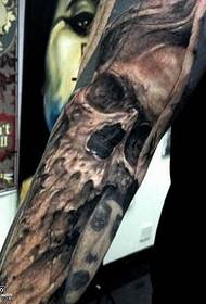 Rankos juodos kaukolės tatuiruotės modelis