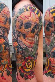 Patrón de tatuaje de flor de brazo grande