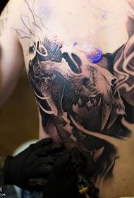 Meganiese tatoeëringstatoe op die rug