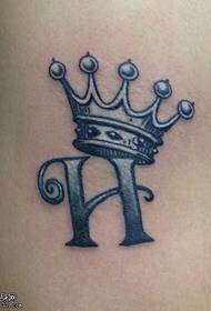 Ang sumbanan sa itom nga grey crown nga tattoo sa bulak