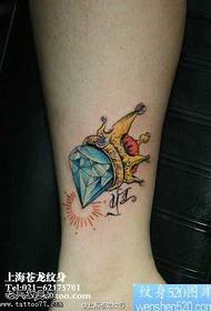 Татуировка с бриллиантовой короной на ноге
