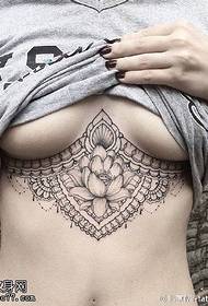 Tatuaje de lotuso de lako sur la brusto