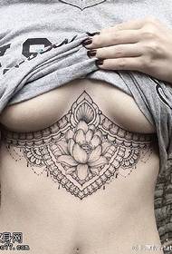 Lotus-Spitzentattoo auf der Brust