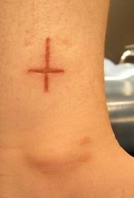 Modello di tatuaggio di carne tagliata alla caviglia