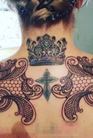 Dziewczyna z powrotem czarna linia szkic kreatywny element koronki skrzydła tatuaż obraz