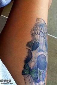 Modello di tatuaggio del cranio bello moda gamba