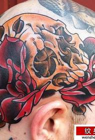 Modello di tatuaggio teschio stile scuola