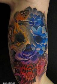 Modello tatuaggio fiore gamba