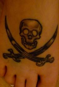 Piedi modello di tatuaggio spada teschio nero