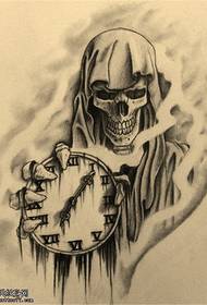 Euroopassa ja Amerikassa kallo kuoleman kellon tatuointi malli