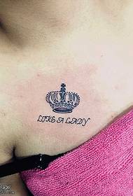 Modello di tatuaggio donna corona sul petto