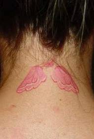 गळ्याचा गुलाबी पंख टॅटूचा नमुना