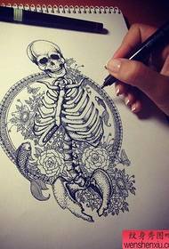 Skull kreatiboaren tatuajeen eskuizkribuaren lanak