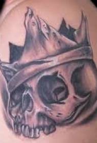 Fantastico tatuaggio a forma di corona e teschio su grande braccio