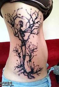 腰顱骨和樹紋身圖案